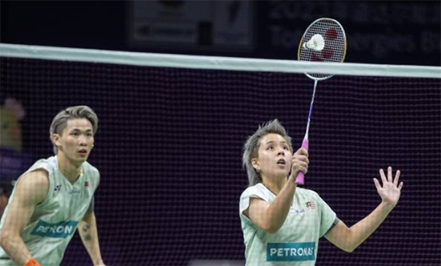 Chen Tang Jie/Toh Ee Wei upset Feng Yan Zhe/Huang Dong Ping in the 2023 Thailand Open first round. (photo: Xinhua)