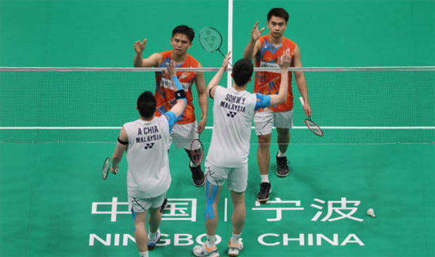 Goh Sze Fei/Nur Izzuddin thanked Aaron Chia/Soh Wooi Yik after their 2024 BAC semi-final victory. (Photo: Fred Lee/Getty Images)