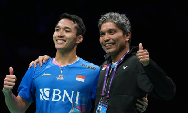 Jonatan Christie poses with his coach Irwansyah after winning the 2024 BAC. (Photo: Fred Lee/Getty Images)