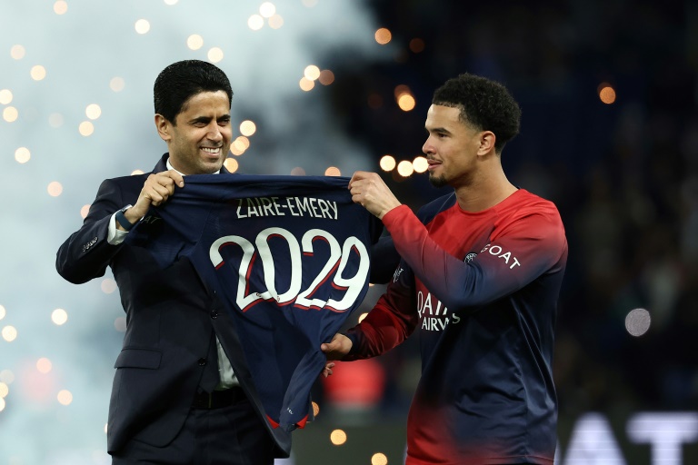 Warren Zaire-Emery poses alongside PSG president Nasser al-Khelaifi on Saturday after agreeing a new contract with the French champions (FRANCK FIFE)